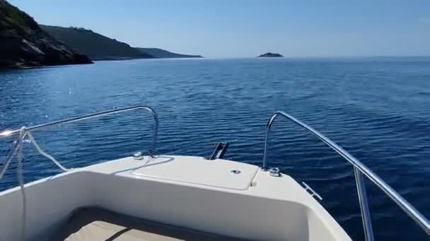 Білий Моторний Човен Рухається Великій Швидкості Блакитному Морі — стокове відео