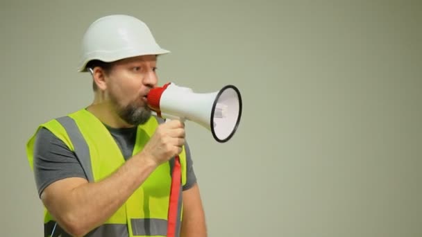 Uomo Lavoratore Gilet Casco Costruzione Bianco Cappello Con Altoparlante Nelle — Video Stock