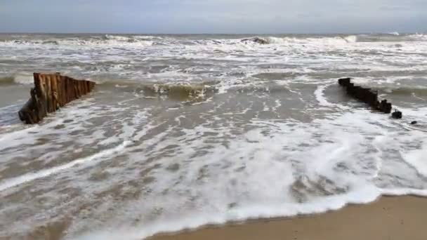 加速海浪使海水混浊 并被抛向沙岸 — 图库视频影像