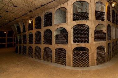 Şarap mahzenlerinde dizilmiş eski şarap şişeleri.