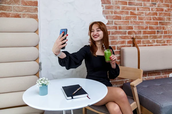 Uma Garota Café Mostra Rosto Engraçado Segura Copo Com Smoothie — Fotografia de Stock