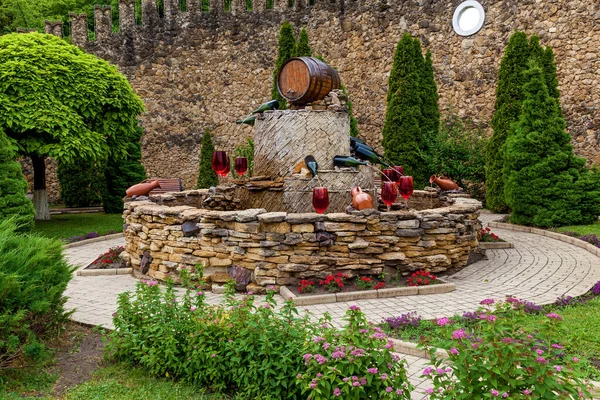 Fontaine Avec Vin Rouge Versant Des Bouteilles Dans Des Verres — Photo