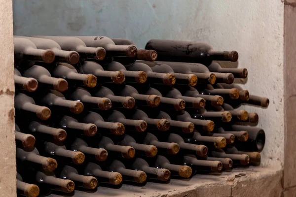 Stare Butelki Wina Ułożone Rzędach Piwnicach Winnicy — Zdjęcie stockowe