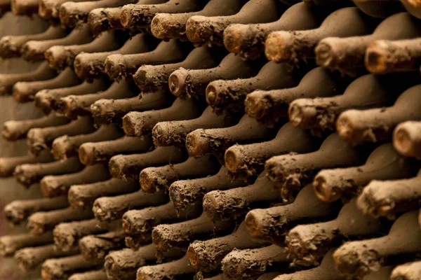 Παλιά Μπουκάλια Κρασιού Στοιβάζονται Σειρές Στα Κελάρια Ενός Οινοποιείου — Φωτογραφία Αρχείου