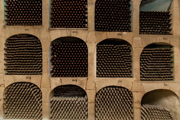 Staré Láhve Vína Řadách Sklepích Vinařství — Stock fotografie