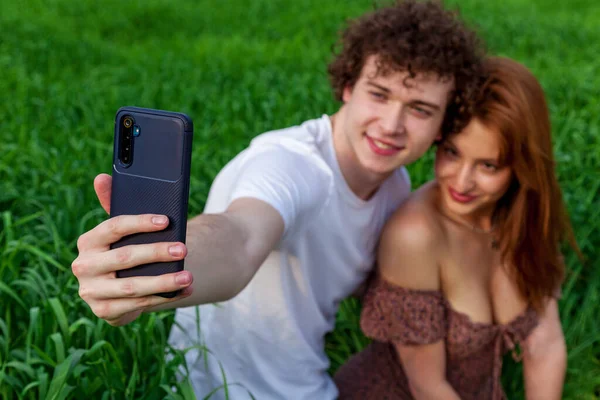 Cara Com Uma Garota Tirar Uma Selfie Telefone Trigo Verde — Fotografia de Stock