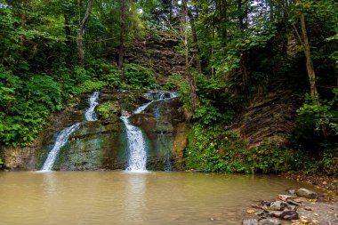 Dağ nehirlerinden orman şelaleleri