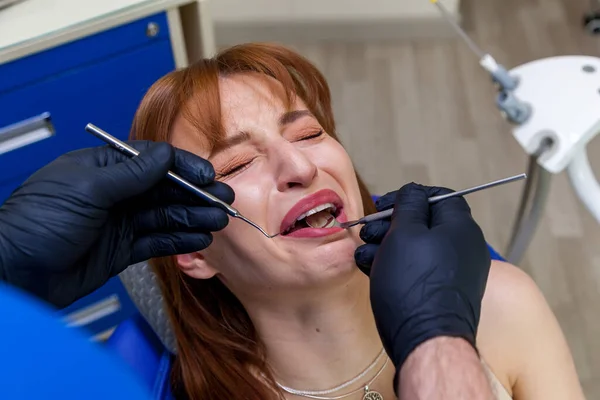 Güzel Bir Kız Dişçi Randevusunda Diş Tedavisinden Korkar — Stok fotoğraf