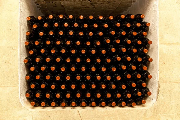 Παλιά Μπουκάλια Κρασιού Στοιβάζονται Σειρές Στα Κελάρια Ενός Οινοποιείου — Φωτογραφία Αρχείου