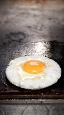 Metal halka kalıbını kullanarak mükemmel pişmiş yumurtayı elde et. Çıtır beyaz ve altın sarısı kahvaltı, hamburger ya da garnitür olarak ideal hale getirir..