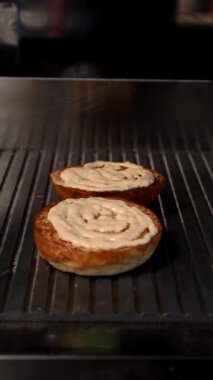 Adım adım hamburger hazırlama: çıtır marul, sulu domates, kızarmış çörek ve kremalı sos mükemmel hamburger için bu aşçılık yolculuğunda bir araya gelir.