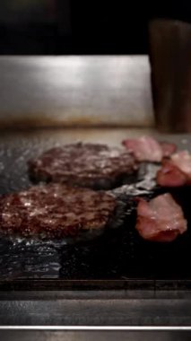 Sulu sığır eti köfteleri ve ızgarada çıtır çıtır domuz pastırması, gurme burgerler ve sağlıklı yemekler için mükemmel bir karışım oluşturuyor. Yemek meraklıları ve ızgara ustaları için mükemmel.