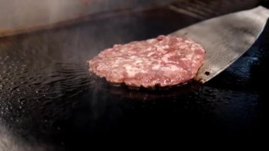 Sulu burger köftesi ızgara yapılır, buhar ve duman salınır. Reklam restoranları, fast food, et ürünleri ve yemek programları için harika bir video..