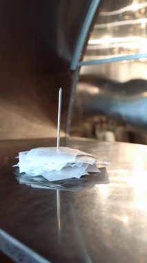 Siyah eldivenli bir şef metal bir çiviye çek iliştiriyor, restoranda siparişleri takip etmeye yardım ediyor. Reklam restoranları, restoran servisi ve iş akışını düzenlemek için harika bir video..