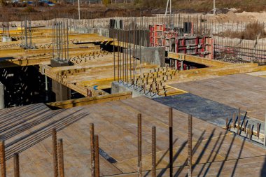 İnşaat tesisatı şantiyede. Çelik güçlendirilmiş beton yapılar beton döşeme için. Çok katlı binaların inşaatı