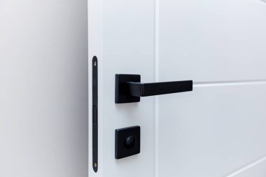 Minimalist siyah kapı kolu ve modern tasarım ile parlak beyaz kapı kilidi