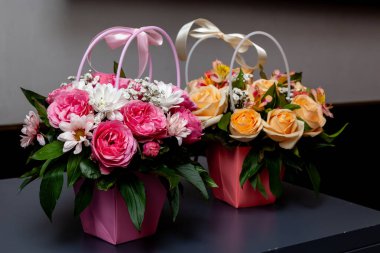 Güllerle, papatyalarla ve pastel kağıt sepetlerle süslü güzel çiçek buketleri. Kutlama ya da hediyeler için mükemmel.