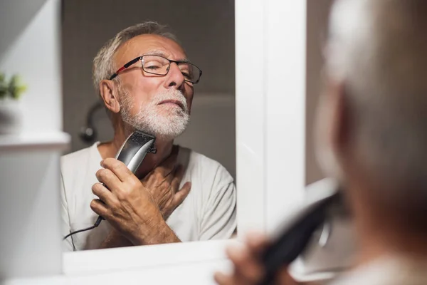 Homem Sênior Está Aparando Sua Barba Com Aparador Elétrico Banheiro — Fotografia de Stock