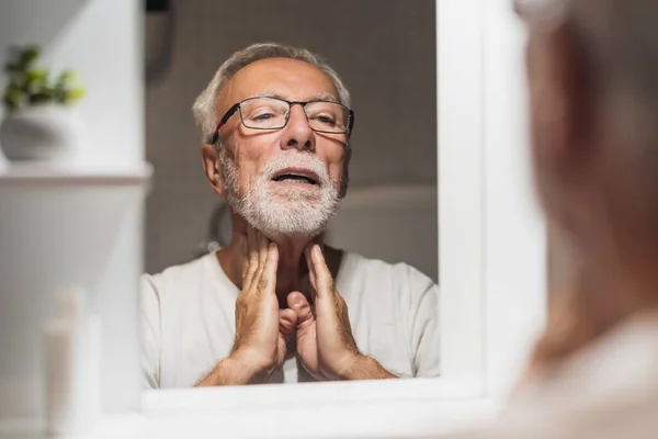 Senior Man Applying Shave Beard Trimming — Stock Photo, Image