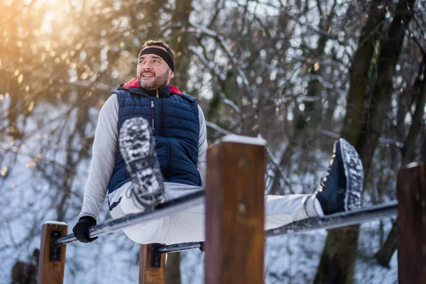 Dospělý Muž Cvičí Push Baru Parku Zimním Období — Stock fotografie
