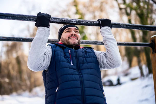 Dospělý Muž Cvičí Pull Baru Parku Zimním Období — Stock fotografie