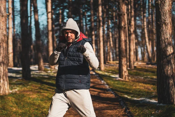 Боксер Тренируется Парке Зимой Работает Над Фитнесом — стоковое фото