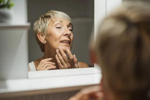 Reife Frau Schaut Ihr Gesicht Badezimmer Sie Untersucht Falten Auf — Stockfoto