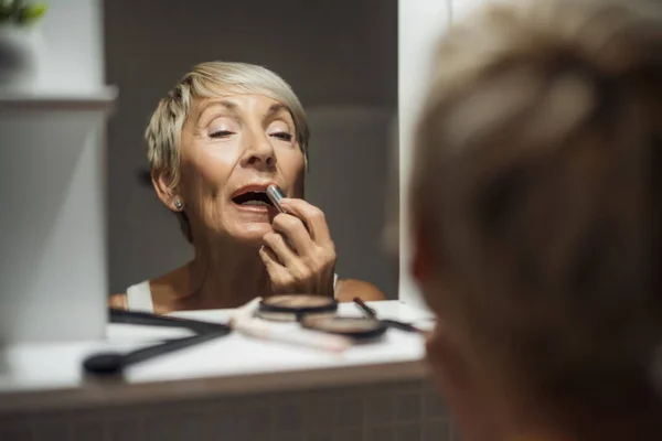 Reife Frau Trägt Lippenstift Badezimmer Auf — Stockfoto