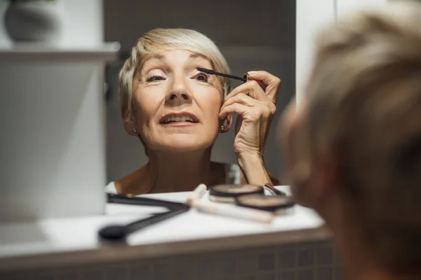 Reife Frau Trägt Wimperntusche Badezimmer Auf — Stockfoto