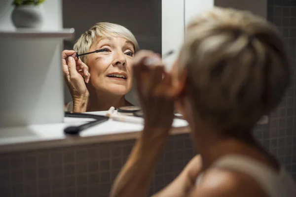 Reife Frau Trägt Wimperntusche Badezimmer Auf — Stockfoto