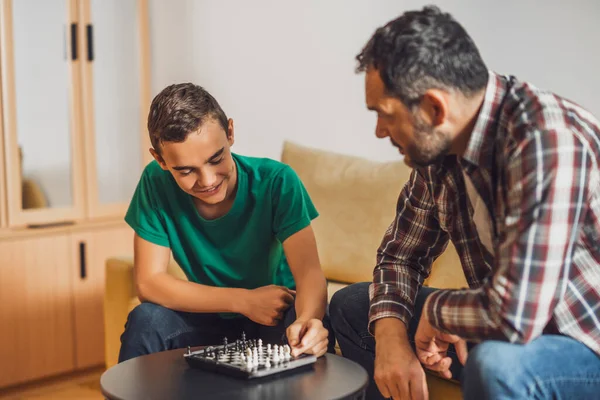 Apa Fia Játszik Otthon Sakk — Stock Fotó