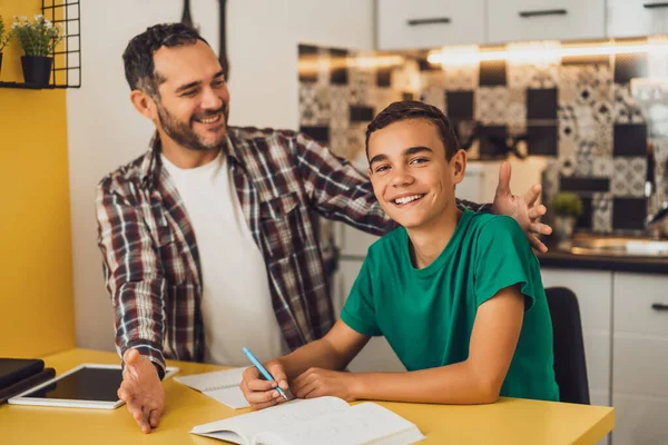 Vater Hilft Seinem Sohn Beim Lernen Sie Machen Gemeinsam Hausaufgaben — Stockfoto