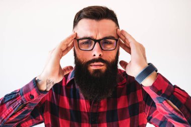 Yorgun ve başı ağrıyan bir adamın portresi.