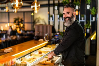 Suşi şefi suşi restoranında suşi hazırlıyor..