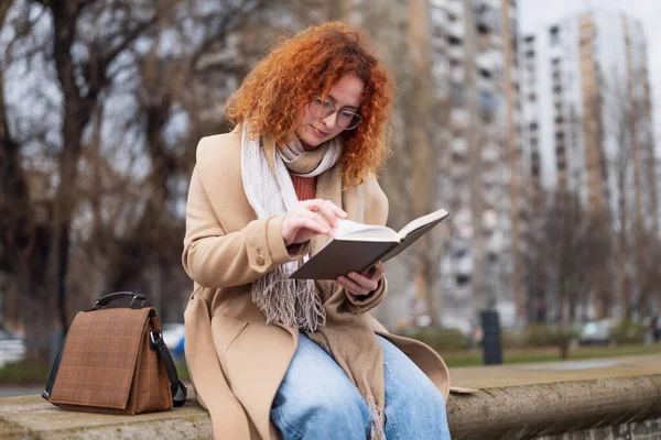 Φυσικό Πορτρέτο Καυκάσιας Κοκκινομάλλας Φακίδες Και Σγουρά Μαλλιά Διαβάζει Βιβλίο — Φωτογραφία Αρχείου