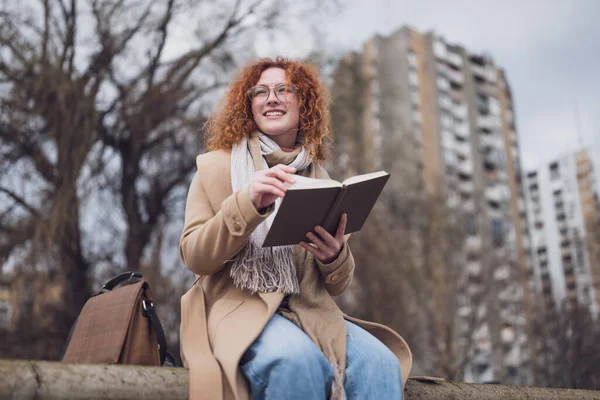 Φυσικό Πορτρέτο Καυκάσιας Κοκκινομάλλας Φακίδες Και Σγουρά Μαλλιά Διαβάζει Βιβλίο — Φωτογραφία Αρχείου