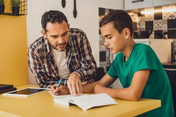 Apa Segít Fiának Tanulásban Együtt Csinálják Házit — Stock Fotó