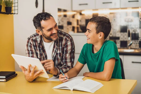 Vater Hilft Seinem Sohn Beim Lernen Sie Machen Gemeinsam Hausaufgaben — Stockfoto