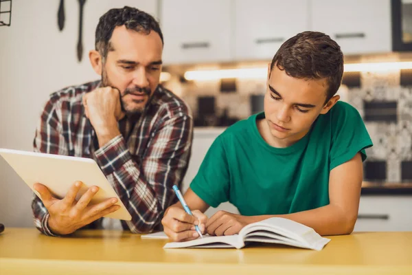 Apa Segít Fiának Tanulásban Együtt Csinálják Házit — Stock Fotó