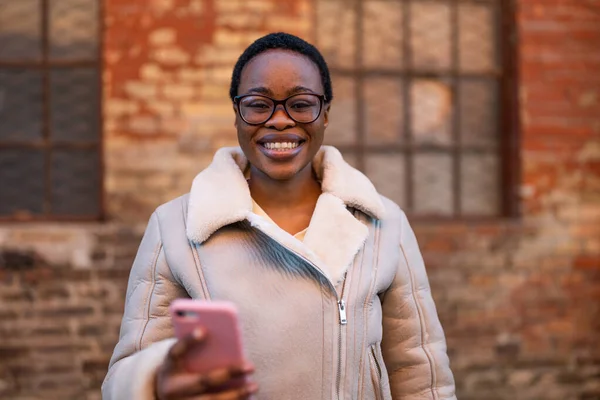 Εξωτερικό Πορτραίτο Μιας Χαρούμενης Αφροαμερικάνας Γυναίκας Χρησιμοποιεί Smartphone — Φωτογραφία Αρχείου