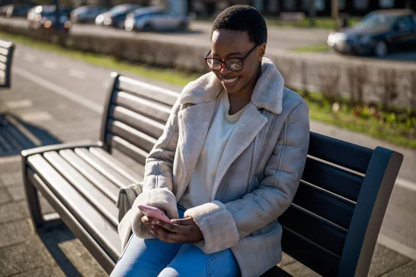 Εξωτερικό Πορτραίτο Μιας Χαρούμενης Αφροαμερικάνας Γυναίκας Την Ηλιόλουστη Μέρα Κάθεται — Φωτογραφία Αρχείου