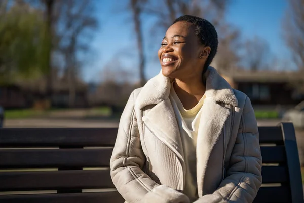 Εξωτερικό Κοντινό Πορτραίτο Μιας Χαρούμενης Αφροαμερικανίδας Απολαμβάνει Τον Ήλιο Και — Φωτογραφία Αρχείου