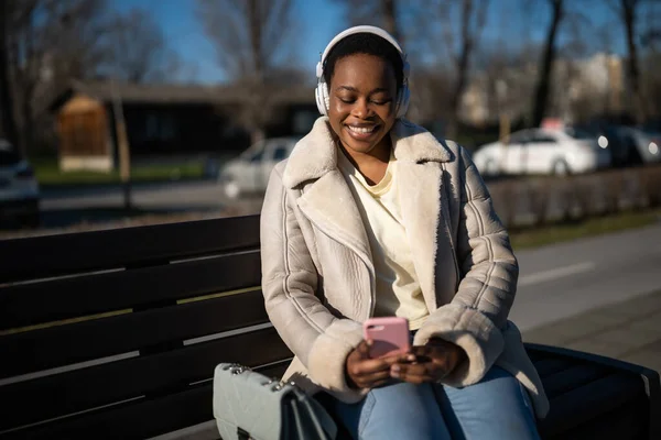 Εξωτερικό Πορτραίτο Μιας Χαρούμενης Αφροαμερικάνας Γυναίκας Την Ηλιόλουστη Μέρα Κάθεται — Φωτογραφία Αρχείου