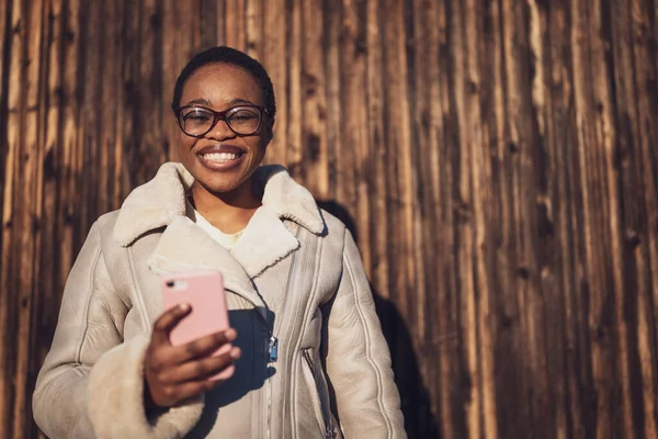 Εξωτερικό Πορτραίτο Μιας Χαρούμενης Αφροαμερικάνας Γυναίκας Στέλνει Μηνύματα Στο Smartphone — Φωτογραφία Αρχείου