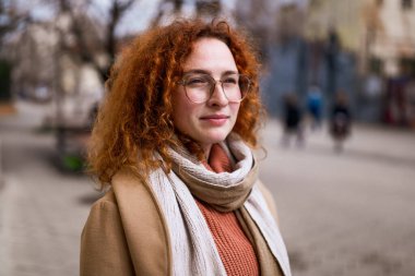 Kafkasyalı, kızıl saçlı, çilli ve kıvırcık saçlı bir kadının doğal portresi..