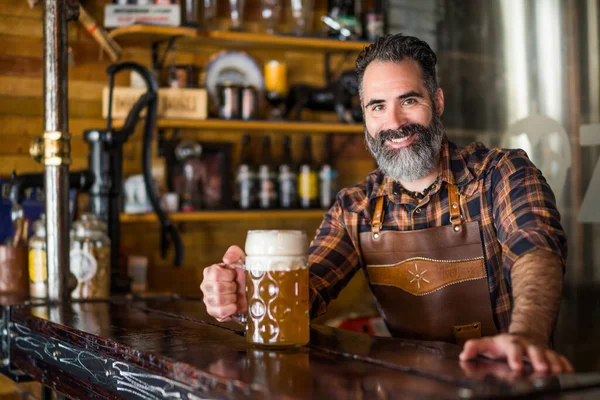 Retrato Barmen Con Vaso Cerveza Lleno Cerveza Pub — Foto de Stock
