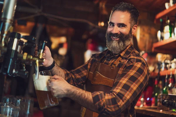 Retrato Barmen Alegre Pub Ele Derrama Cerveja Copo Cerveja — Fotografia de Stock