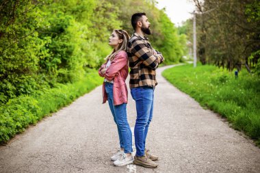 Çift ilişkilerinde zorluklar yaşıyor. İkisi de gücenmiş ve kızgın. Kavramsal resim.