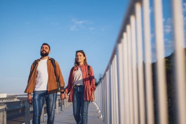 Mutlu çift el ele tutuşup yaya geçidinde yürüyor. Turistler şehri geziyor..