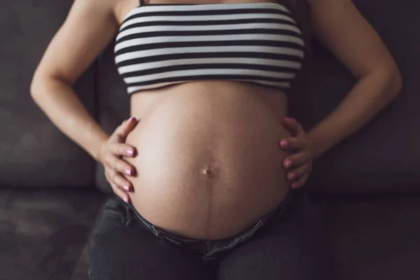 Mujer Embarazada Relajándose Casa Ella Está Sentada Cama Dormitorio —  Fotos de Stock